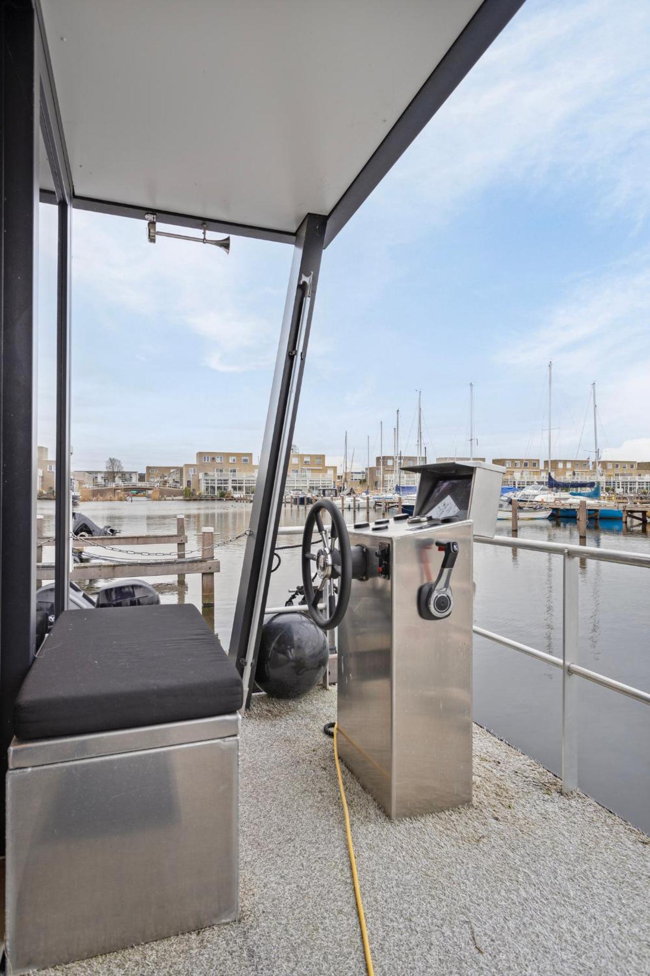 Luxurious Waterloft Near Beach And Centre By Weltevreden Experience Зеволде Экстерьер фото
